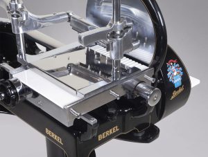 Berkel-restaurata-Affettatrice-Model-P-nera-closeup