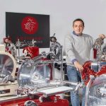 Antonio Barra, responsabile di Artigiani del Restauro, tra affettatrici Berkel d’epoca.
