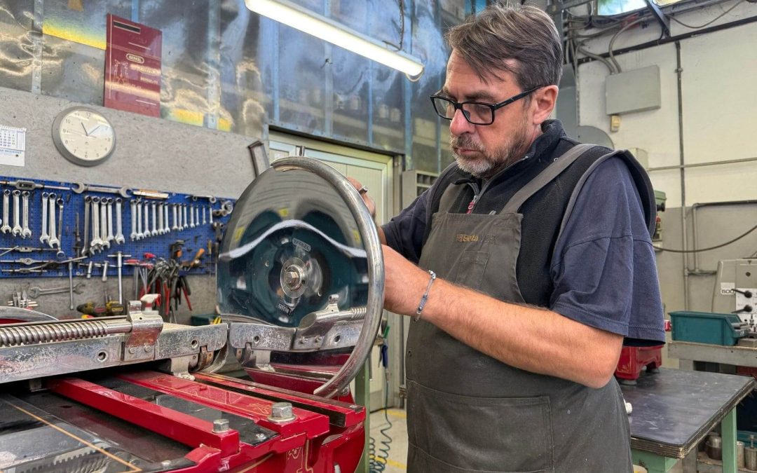 Antonio Barra, artigiano specializzato nel restauro di affettatrici Berkel d’epoca, durante un intervento di restauro con componenti originali.