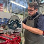 Antonio Barra, artigiano specializzato nel restauro di affettatrici Berkel d’epoca, durante un intervento di restauro con componenti originali.